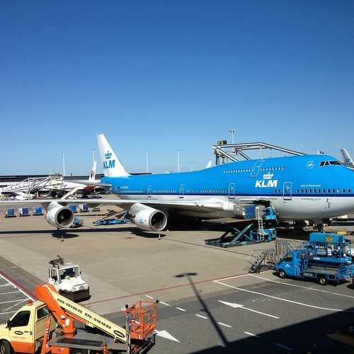 KLM krijgt miljardensteun, geeft topman toch bonus