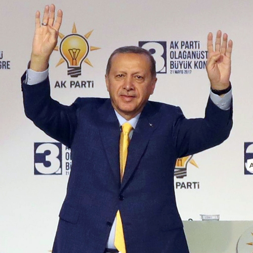 Erdogan breidt macht uit, herkozen tot leider AK-partij
