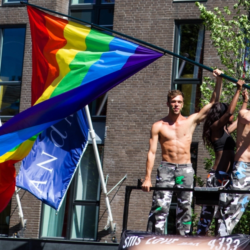 Is het zo erg dat de Pride vooral een a-politiek volksfeest wordt?