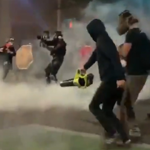 Demonstranten Portland gebruiken bladblazers tegen traangas