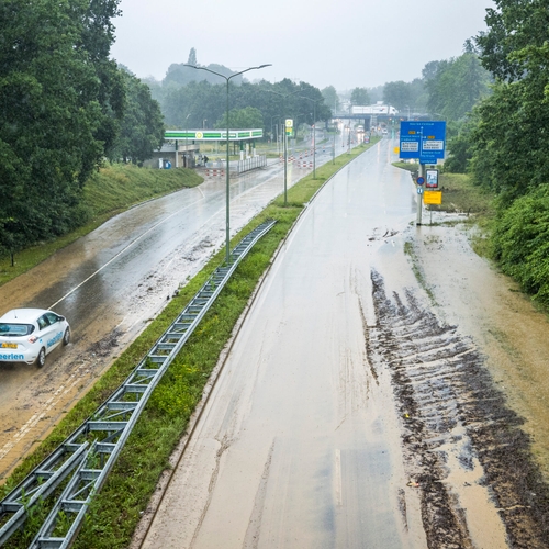 Noodweer overspoelt Limburg, leger naar regio gestuurd