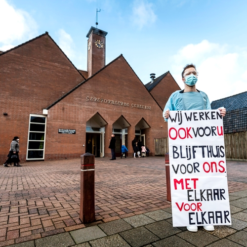 Zorgmedewerker houdt eenzaam protest bij weigerkerk Barneveld