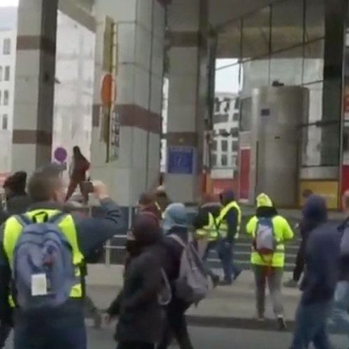 Gele hesjes richten vernielingen aan in Brussel