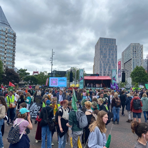 Tienduizend lopen mee in klimaatmars Rotterdam