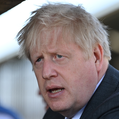 Boris Johnson wilde liever duizenden doden dan lockdown, nabestaanden woedend