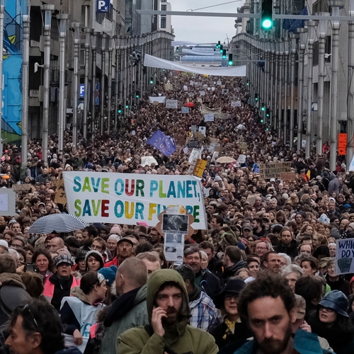 Tienduizenden marcheren door Brussel voor het klimaat