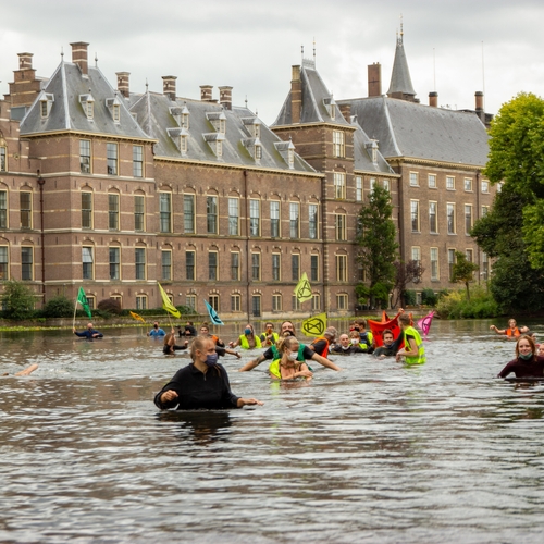 Klimaatrebellen bezetten Haagse Hofvijver, eisen burgerberaad