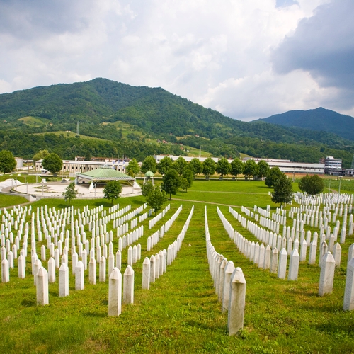 Het Kruis van Verdienste voor Srebrenica is een grap die The Joker had kunnen verzinnen