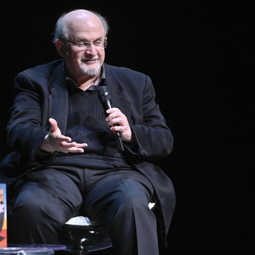 Afbeelding van Salman Rushdie aan de beademing na aanslag op zijn leven