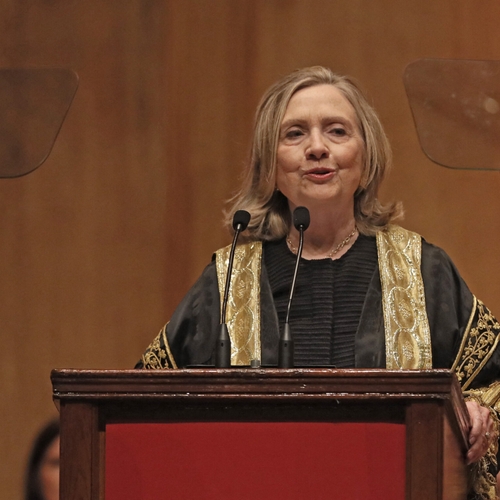 Debuutroman Hillary Clinton over heldhaftige minister van Buitenlandse Zaken