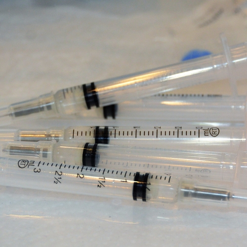 Man laat zich 10 keer op een dag vaccineren voor coronapas-fraude van antivaxxers
