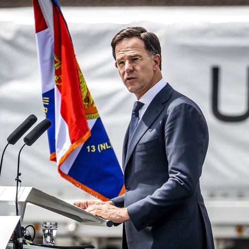 Rutte biedt Dutchbatters excuses aan voor kille houding Nederlandse regering na massamoord Srebrenica