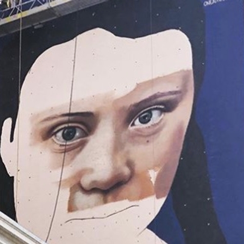 Gigantisch portret Greta Thunberg verrijst op gebouw