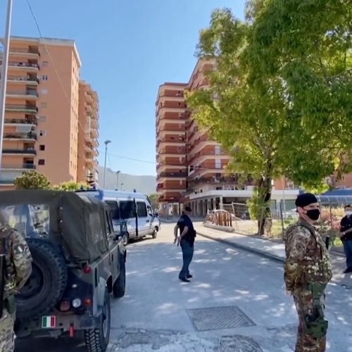 Italië stuurt leger naar nieuw coronagebied na geweld tegen migranten
