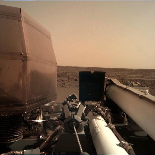 Foto van Mars na landing InSight gedeeld door NASA