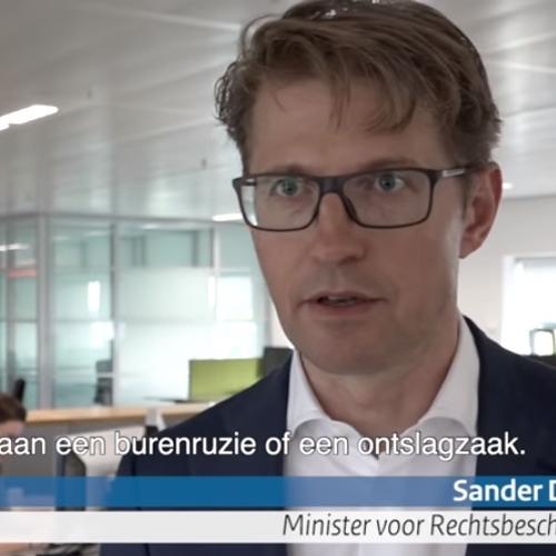 Bizar: minister Sander Dekker treedt op in verkapt reclamespotje verzekeraar