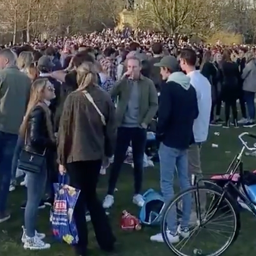 Politie ontruimt Vondelpark na feest met duizenden aanwezigen