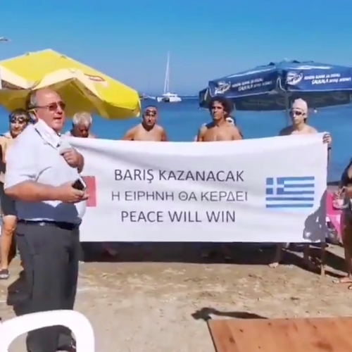 Turkse badplaats stuurt zwemmers met vredesboodschap naar Griekse buren