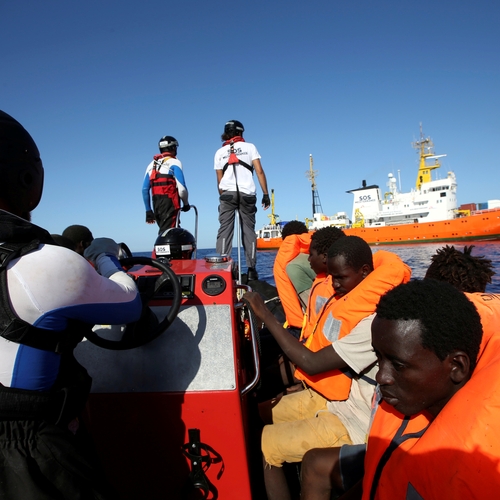 Italië stuurt migranten terug de zee op