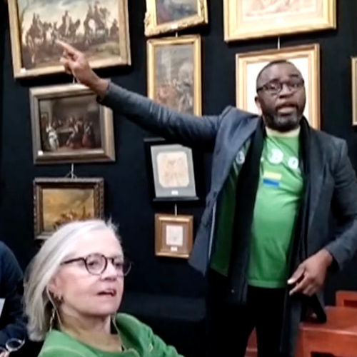 Activisten verstoren veiling gestolen Afrikaanse kunst