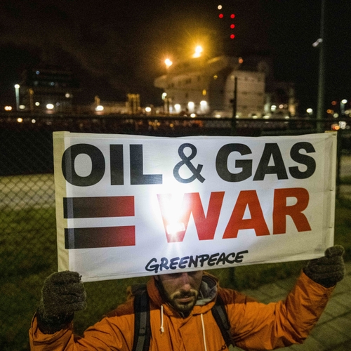 Zelensky roept op tot olie-embargo, Greenpeace blokkeert Russische tanker
