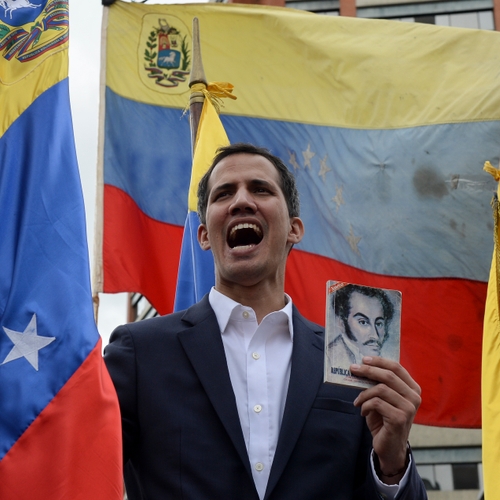 Oppositieleider Venezuela benoemt zichzelf tot nieuwe president, wordt erkend door VS en Canada
