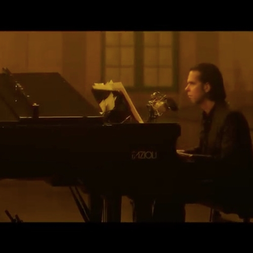 Nick Cave geeft indrukwekkend online solo concert, kijkers eisen geld terug