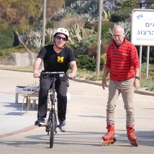 Deze man leert blinden fietsen (en is deze week in Nederland)