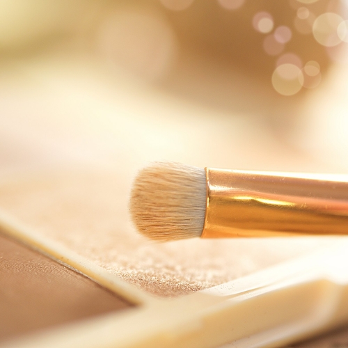 Afbeelding van Assortiment make-up in drogisterijen sluit klanten met donkere huid uit