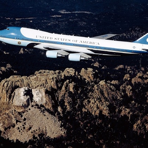 Afbeelding van Trump vond presidentiële vliegtuigen altijd veel te duur, tot nu