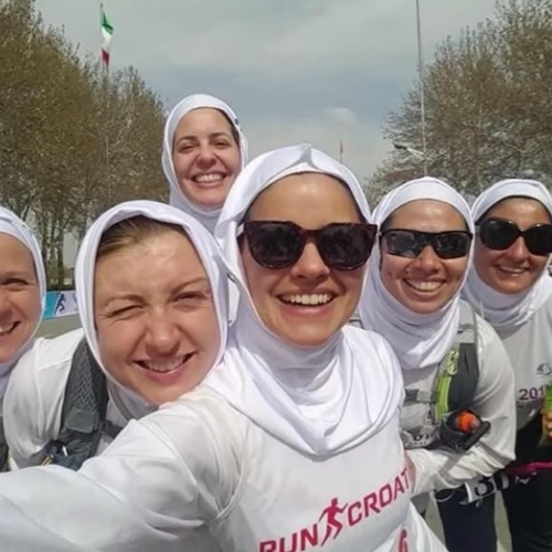 Vrouwen rennen met behulp van Nederlanders 'geheime' marathon in Teheran