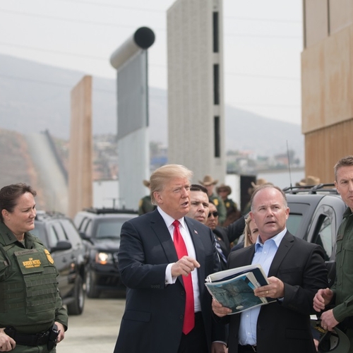 Afbeelding van 'Great wall' van Trump omver geblazen door harde rukwind