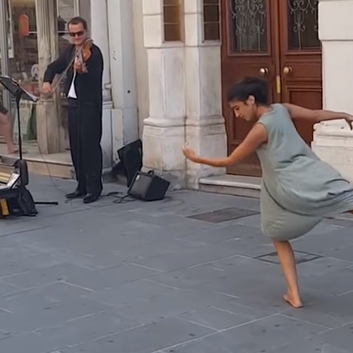 Palestijnse ballerina betovert met spontane dans op Italiaans stadsplein