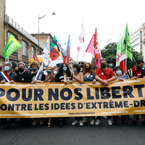 Linkse leider aangevallen tijdens demonstratie tegen extreemrechts in Parijs
