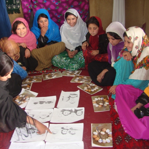 Save the Children staakt activiteiten Afghanistan na aanslag op medewerkers