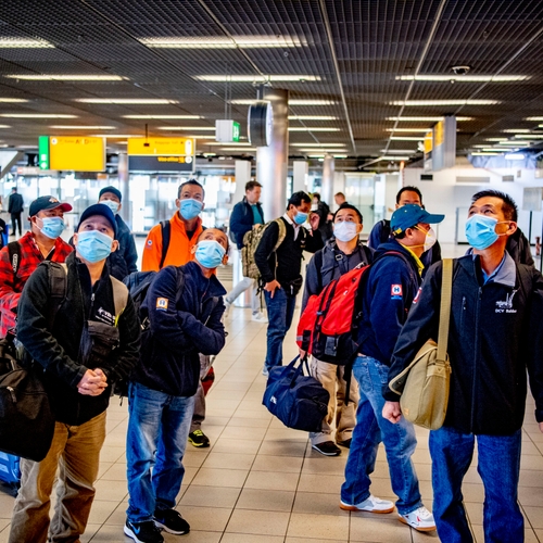 Schiphol heeft lak aan pandemie: niet-essentiële winkels open