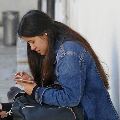 Ruim de helft van meisjes en jonge vrouwen slachtoffer online intimidatie
