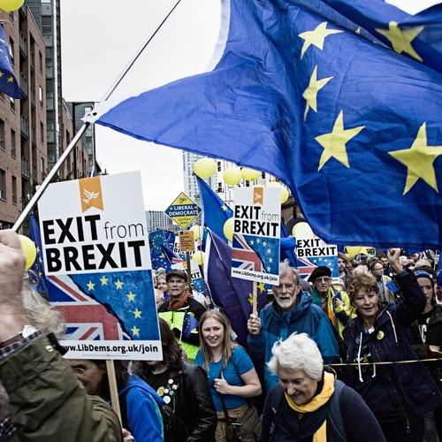 Britten demonstreren massaal tegen Brexit en stuurloze premier May