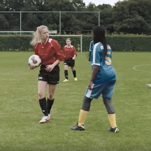 Voetbalmeisjes: een serie met ballen