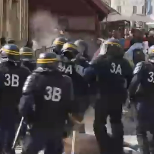 Hooligans slopen Marseille en elkaar