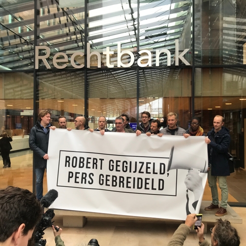 Journalisten de straat op voor vrijlating Robert Bas
