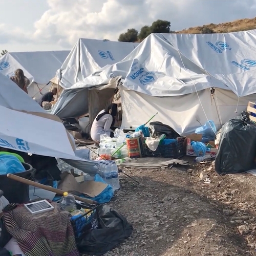 Vluchtelingen kamp Lesbos mogen maximaal 3 uur per week naar buiten