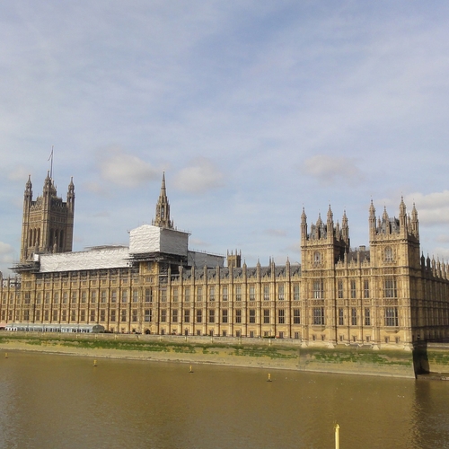 Nieuwe coronaregels gelden niet voor bars in Brits parlement