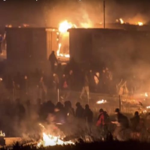 Erbarmelijk vluchtelingenkamp Duinkerke afgebrand na rellen