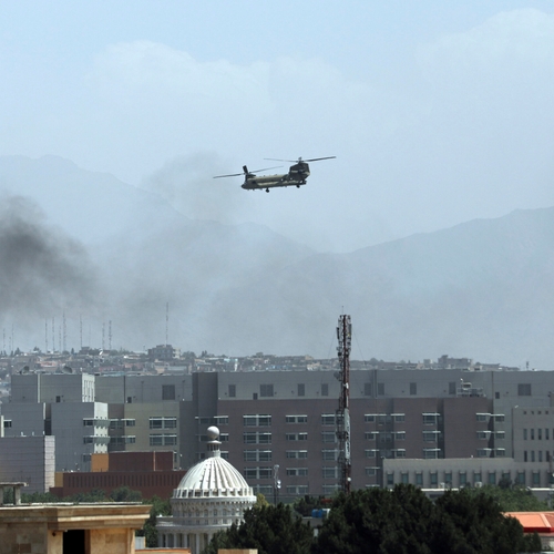 Ambassadepersoneel VS in Kabul vernietigt gevoelige documenten, vertrekt met helikopters