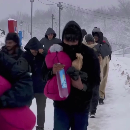 Tragedie in bittere kou na afbranden opvangkamp aan grens EU