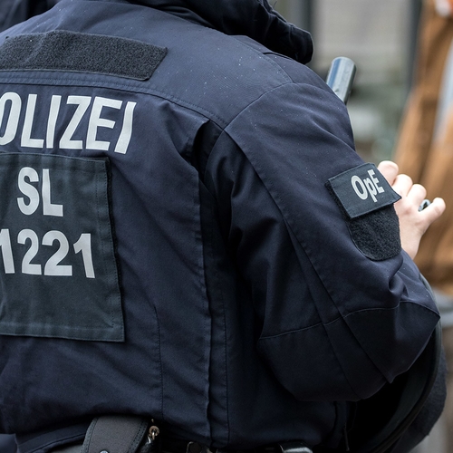 Terwijl rechtsextremisten agenten aanvallen, prijst Duitse president burgerzin moslims