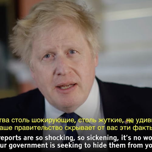 Boris Johnson spreekt kijkers in het Russisch toe over oorlogsmisdaden