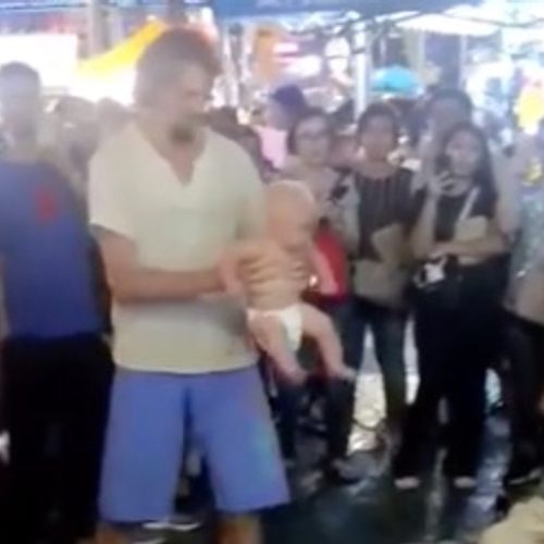 Maleisië arresteert 'begpackers' die tijdens straatoptreden met baby sollen