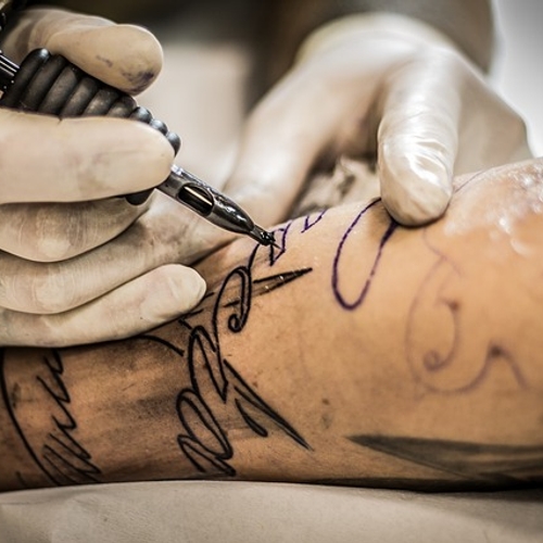Franse tatoeëerster begint actie tegen wangedrag tatoeëerders